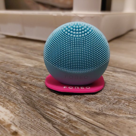 Foreo Ultrasonic Battery Powered Facial Scrubber - Picture 4 of 4